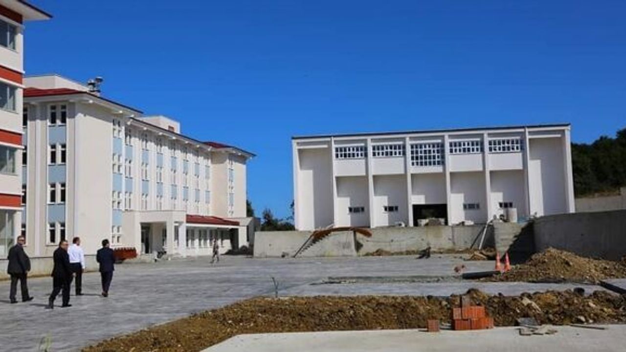 ÜNYE’DE OKULLAR SİL BAŞTAN DEĞİŞİYOR