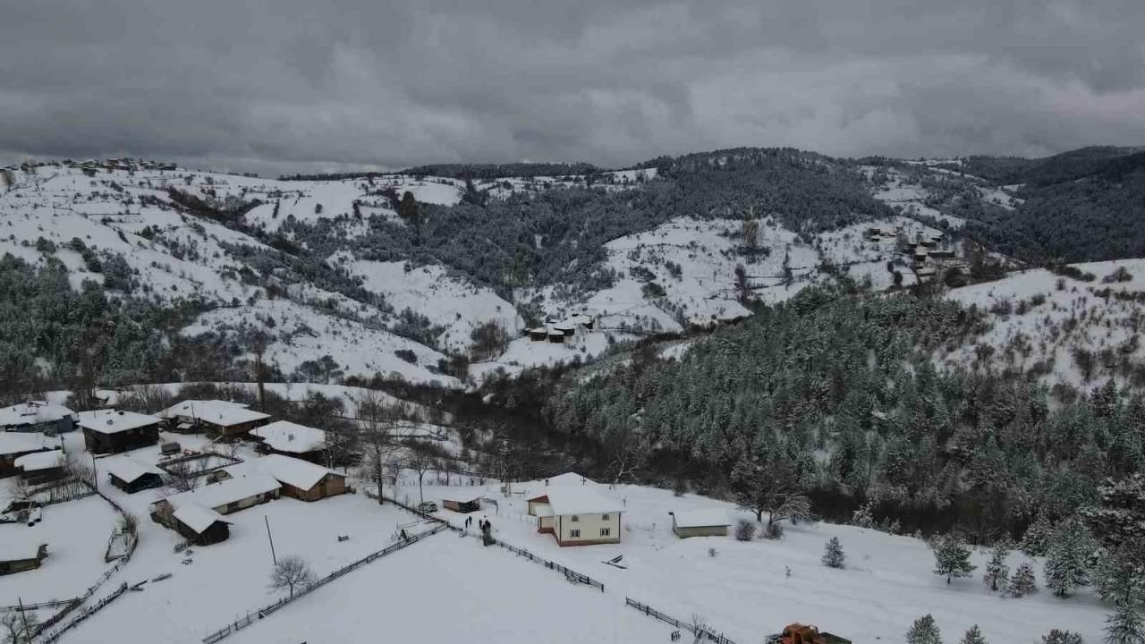 10 bin kilometre köy yolu ağına sahip Kastamonu’da ekiplerin karla mücadelesi