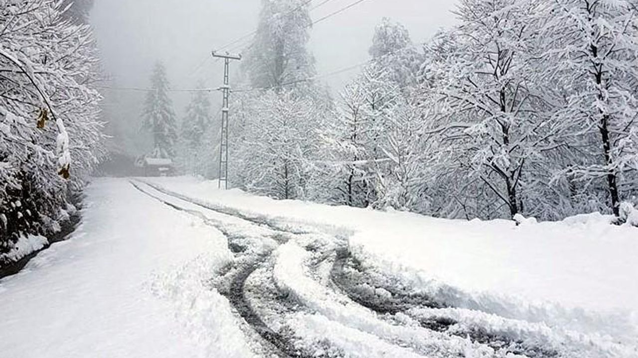 Bartın’da köy yollarına kar engeli