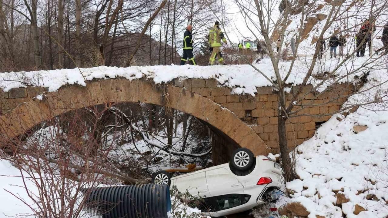 Gümüşhane’de otomobil köprüden uçtu: 2 yaralı