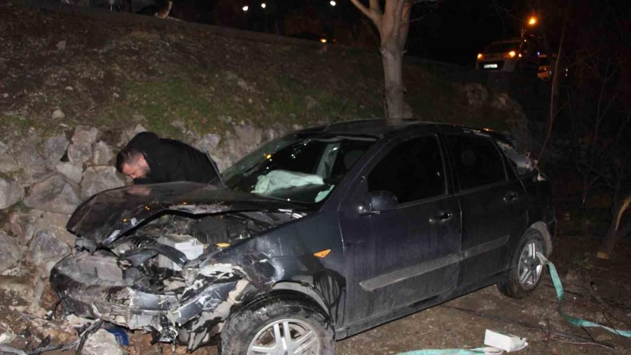 Otomobil yoldan bahçeye düştü, hamile sürücü ölümden döndü