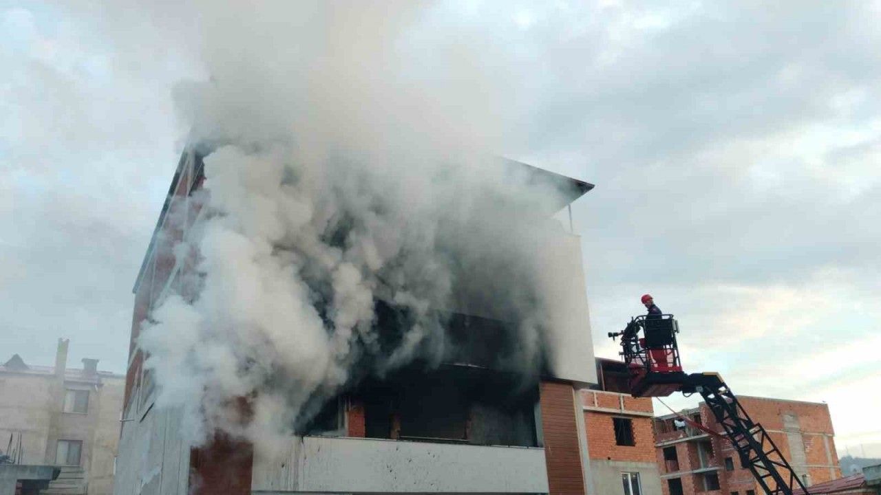 Trabzon’da apartman dairesindeki yangın korkuttu