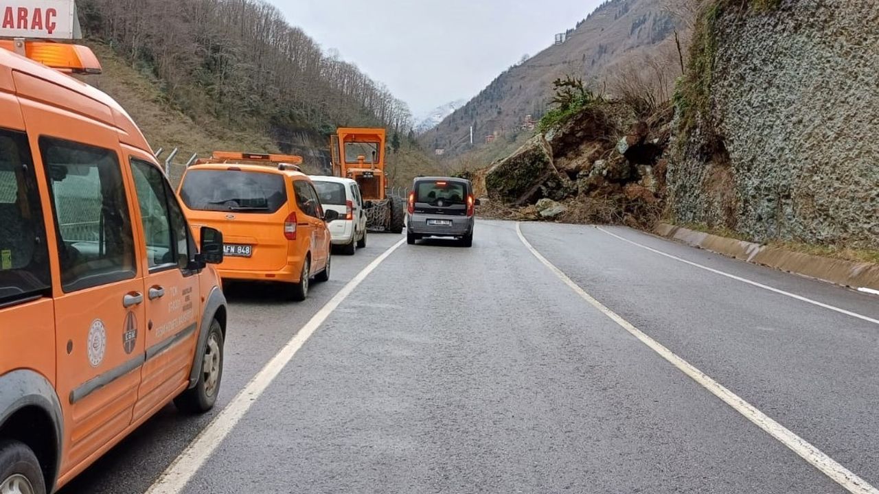 Trabzon’da heyelan nedeniyle Santa Yolu ulaşıma kapandı