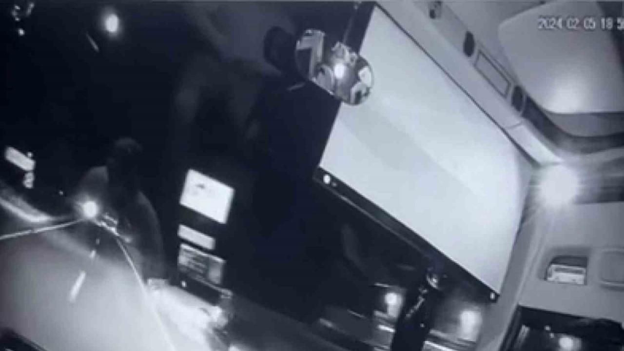 Gümüşhane’de hafif ticari araçla yolcu otobüsünün çarpıştığı kaza kamerada