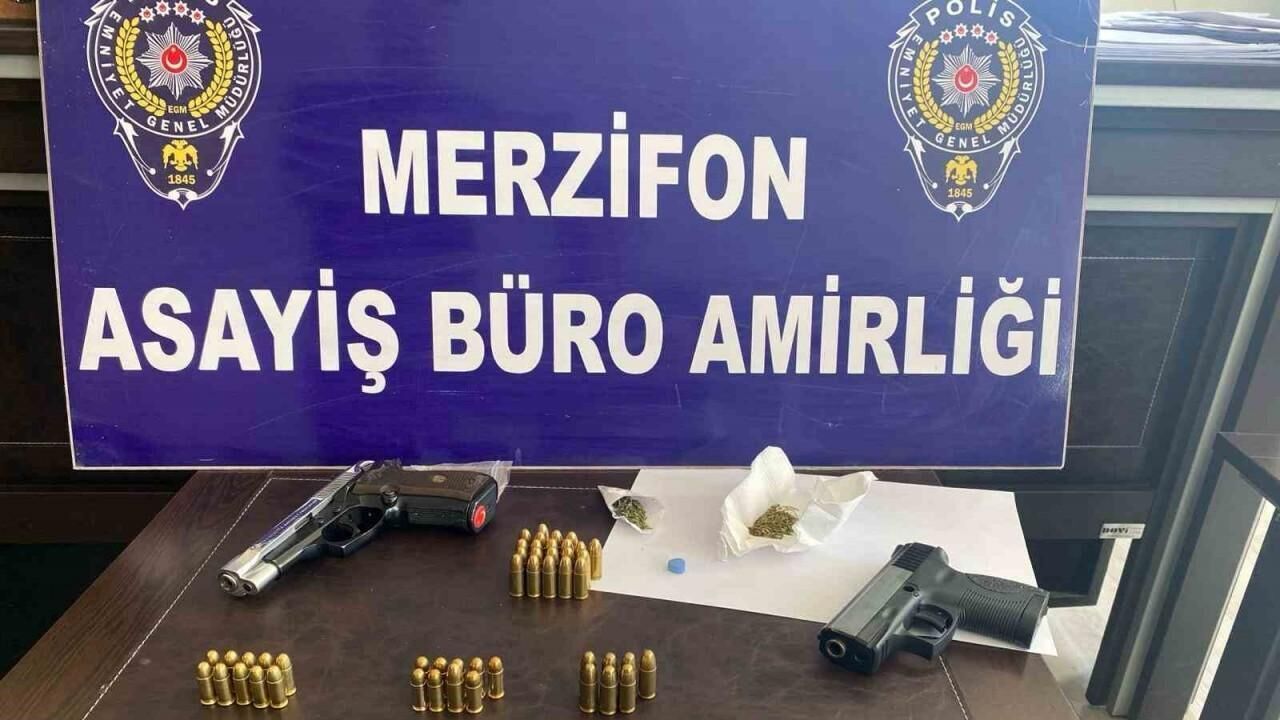 Merzifon’da polisten operasyon: 39 litre sahte içki, 5 tabanca ele geçirildi