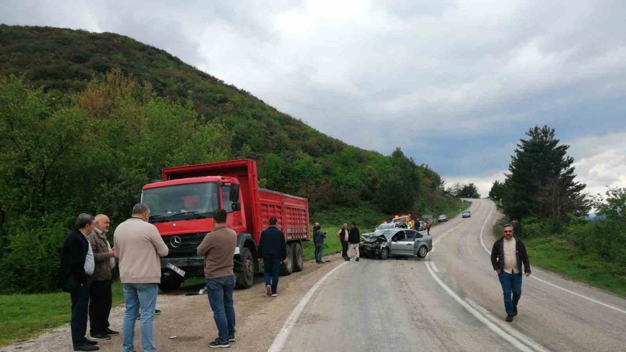 Otomobil ile kamyonet çarpıştı: 1 ölü, 1 yaralı