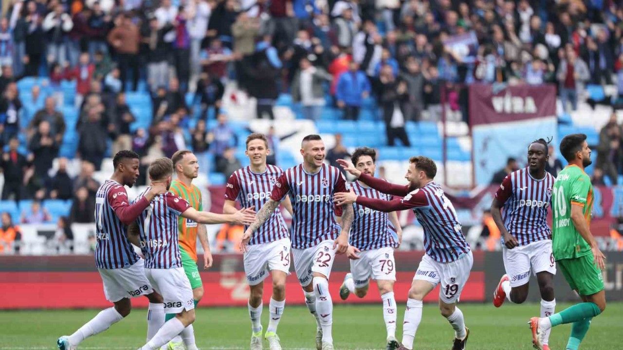 Trendyol Süper Lig: Trabzonspor: 4 - Alanyaspor: 2 (İlk yarı)