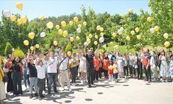 DEPREMZEDE ÖĞRENCİLER İÇİN MEZUNİYET TÖRENİ DÜZENLENDİ