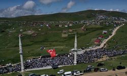 ÜSTÜ AÇIK TARİHİ CAMİ'DE CUMA NAMAZI KILINDI