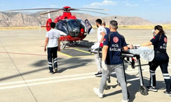 AMBULANS HELİKOPTER BOĞAZINA KALEM KAPAĞI KAÇAN BEBEK İÇİN HAVALANDI