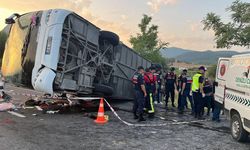 KUM YÜKLÜ KAMYON YOLCU OTOBÜSÜNE ÇARPTI! ÇOK SAYIDA ÖLÜ VE YARALI VAR! İŞTE O GÖRÜNTÜLER..