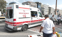 HASTA TAŞIYAN AMBULANS DEVRİLDİ: 3 YARALI