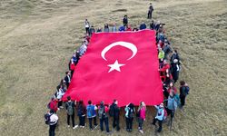 Düzce'de 1830 rakımda Türk bayrağı açarak Cumhuriyet'in 100. yıl dönümünü kutladılar