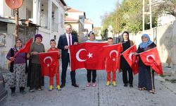 Havza Yeni Mahalle Muhtarı Şahin, mahallede Türk bayrağı dağıttı