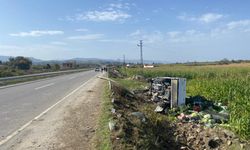 Samsun'da devrilen sebze yüklü kamyonetin sürücüsü yaralandı