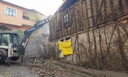 Oğuzlar'da metruk evlerin yıkım çalışmaları sürüyor