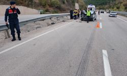 Tokat'ta bariyerlere çarpan otomobildeki 2 kişi yaralandı