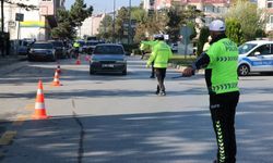 Trafik farkındalığını arttırmak amacıyla sürücülere hediye verildi