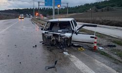 Boyabat'ta refüjdeki bariyere çarpan otomobilin sürücüsü yaralandı