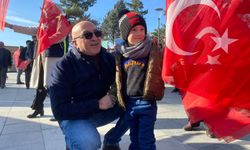 Çorum Belediyesi vatandaşlara Türk bayrağı dağıttı