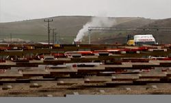 Çorum'da seyir halindeki tırın dorsesinde sızıntı oluşan oksijen tüpü kontrollü boşaltıldı