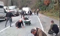 Elleriyle tek tek topladılar!  Yolu Ulaşıma Kapatan O Görüntüler!