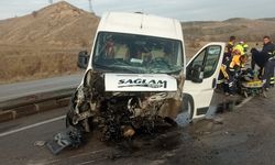 Öğrenci minibüsü zincirleme kaza: Yaralılar var!