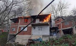 Ordu’da 3 katlı binanın çatı katı alev alev yandı