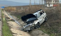 Samsun'da devrilen otomobilin sürücüsü yaralandı