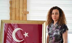 Samsun’da hemşire, Alper Gezeravcı’nın annesine vermek için kilim dokuma tekniği ile Türk bayrağı yaptı