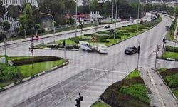 Amasya’da 2 otomobilin kavşakta çarpıştığı kaza kamerada