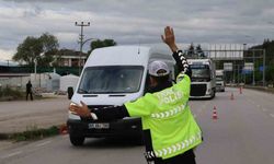Taşova’da polis yük taşıyan araçları denetledi
