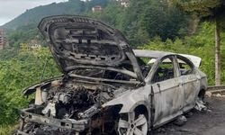 Trabzon’da park halindeki otomobil alev alev yandı