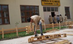 Fabrika gibi lisede arı gibi çalışan öğrenciler atık malzemelerden ahşap eşyalar üretiyorlar