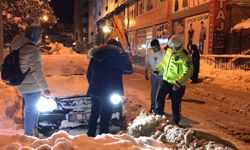 Bayburt’ta kara saplanan Mercedes marka otomobilin yardımına esnaf ve vatandaşlar yetişti