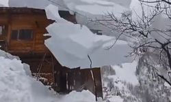 Artvin’de çatıdan düşen kar kütlesini görüntülemek isterken az kalsın altında kalıyordu