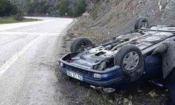 Bolu’da buzlanma nedeniyle kontrolden çıkan otomobil takla attı