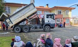 Anaokulu öğrencileri için kamyonla kar getirdiler