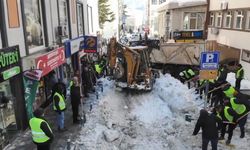 Artvin’de cadde ve sokaklarda imece usulü kar temizliği