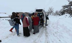 Ateşi çıkan bebek için sağlık ekipleri karlı yolları aştı