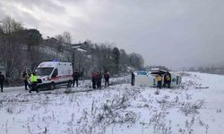 Bartın’da yardıma giden UMKE aracı buzlu yolda devrildi: 1 yaralı