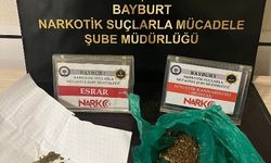 Bayburt’ta 2 şahsın üzerinden çıkan bir miktar uyuşturucu maddeye el konuldu