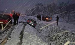 Bolu Dağı’nda kar yağışı aniden bastırdı, tırlar yolda kaldı