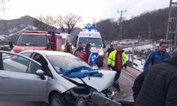 Filyos liman yolunda iki otomobil kafa kafaya çarpıştı: 2 yaralı