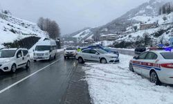 Hopa-Borçka kara yolu yoğun kar nedeniyle ulaşıma kapandı