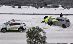 Karadeniz Sahil Yolu’nda bozulan aracı trafik polisleri itti