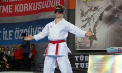 Karate ile engellerini unutuyorlar