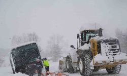 Kastamonu’da yoldan çıkan yolcu otobüsü kara saplandı