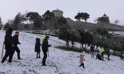 Polis ekiplerinin çocuklarla kar eğlencesi