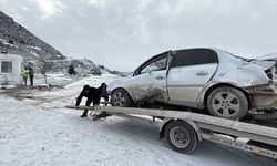 Tokat’ta güvenlik kulübesine çarpan otomobil sürücüsü yaralandı